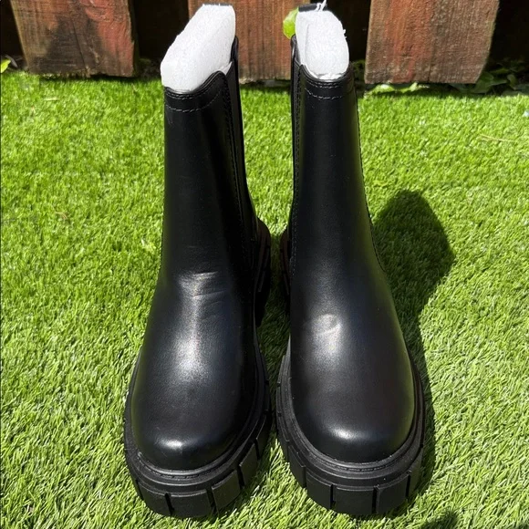 Black Chelsea Platform Boots - Women's Chunky Ankle Boot - Picture 5 of 9